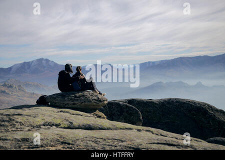 Paio di godere della vista sulla montagna e fuori di smog cittadino Foto Stock