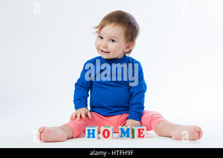 Bambino gioca con plinti isolati su sfondo bianco. Foto Stock