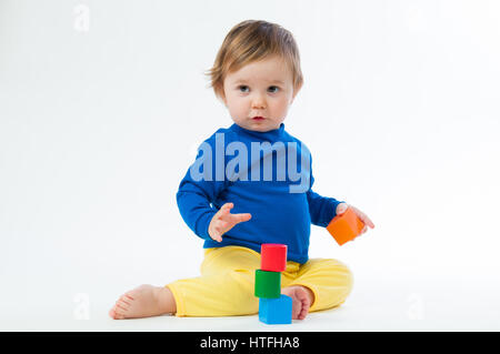 Bambino gioca con plinti isolati su sfondo bianco. Foto Stock