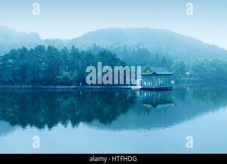 Il lago di paesaggio in lushan,cielo blu e il pavilion riflessi nell'acqua Foto Stock