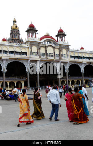 Gli indiani in visita a Mysore Palace, Karnataka, India Foto Stock