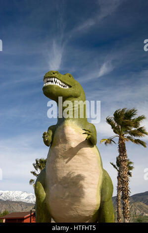 La vita di dinosauro di dimensioni figura come attrazione stradale sul percorso 10 vicino Cabazon, California Foto Stock