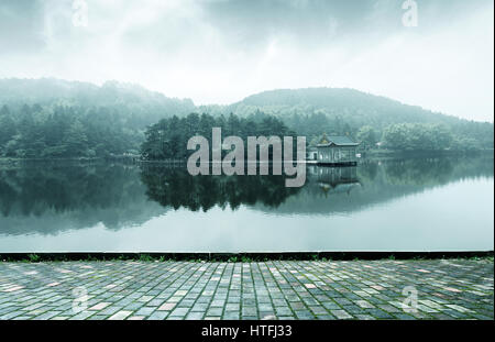 Il lago di paesaggio in lushan,cielo blu e il pavilion riflessi nell'acqua Foto Stock