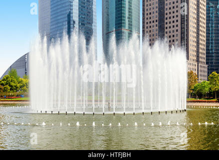 Parchi e palazzi moderni, Shanghai, Cina, nel 2015. Foto Stock