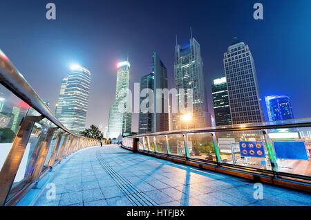 Alta sorge in Shanghai Pudong nuova bancario e affaristico, attraverso il fiume Huangpu dalla vecchia città. Foto Stock