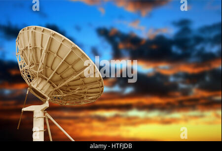 Grande antenna satellitare sotto twilight sfondo cielo Foto Stock