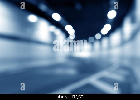 Interno di un tunnel urbano senza traffico da - luce bokeh di fondo Foto Stock