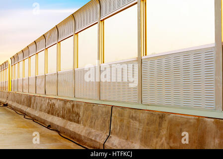 L'autostrada è in costruzione, insonorizzazione board di close-up. Foto Stock