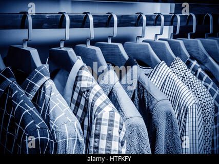 Mens plaid camicie su appendiabiti in un negozio al dettaglio Foto Stock