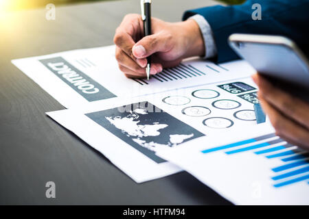 Imprenditore bello indossare tuta e utilizzando i moderni laptop all'aperto e grafico di diagramma delle finanze Foto Stock