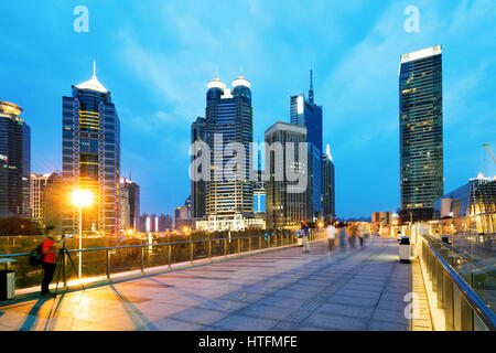 Alta sorge in Shanghai Pudong nuova bancario e affaristico, attraverso il fiume Huangpu dalla vecchia città. Foto Stock