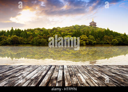 Bellissima hangzhou west lake scenario,leifeng pagoda di post-incandescenza Foto Stock