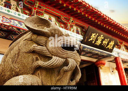 Il cinese gli antichi edifici di fronte i leoni di pietra Foto Stock