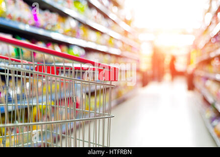 Supermercato interno, rosso vuoto carrello. Foto Stock