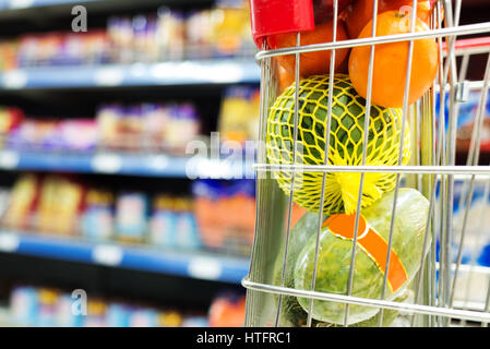 Supermercato interno, riempito con il frutto del carrello della spesa. Foto Stock