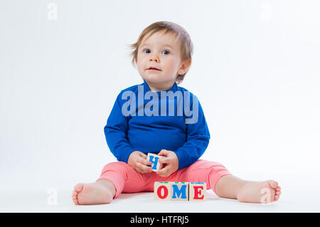 Bambino gioca con plinti isolati su sfondo bianco. Foto Stock