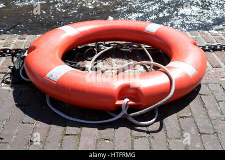 Salvagente su Wharf Foto Stock