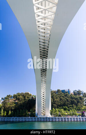 Ponte Arrabida nella città di Porto, Portogallo Foto Stock