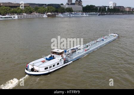 Navigazione nave cisterna navigazione sul fiume Reno Foto Stock