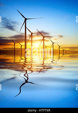 Le turbine eoliche al tramonto riflesso scenario Foto Stock