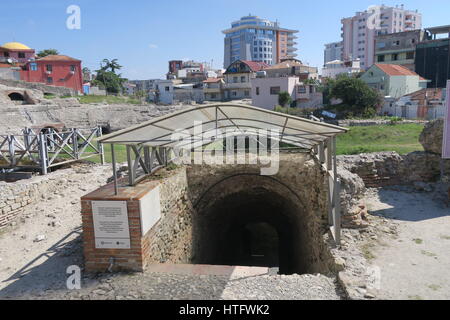 Anfiteatro di Durazzo è situato nel centro della città di Durazzo e è solo metà dissotterrato. fu costruita all'inizio del II secolo d.c. per spettacoli. Foto Stock