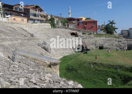 Anfiteatro di Durazzo è situato nel centro della città di Durazzo e è solo metà dissotterrato. fu costruita all'inizio del II secolo d.c. per spettacoli. Foto Stock