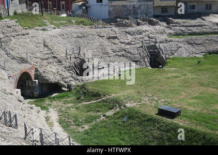 Anfiteatro di Durazzo è situato nel centro della città di Durazzo e è solo metà dissotterrato. fu costruita all'inizio del II secolo d.c. per spettacoli. Foto Stock