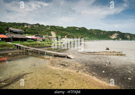 Baracca fatiscente lungo la bellissima spiaggia di Parangtritis nel centro di Giava, in Indonesia Foto Stock