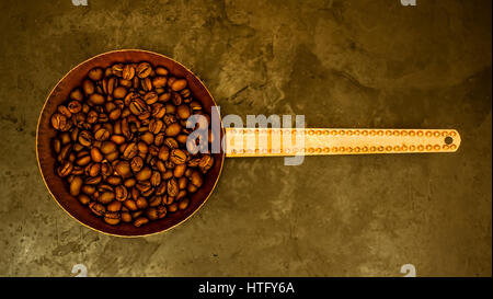 Caffè in chicchi dopo la tostatura in rame in padella vista superiore Foto Stock