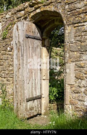 Aprire lo sportello di legno nel muro di pietra nel Wiltshire Foto Stock