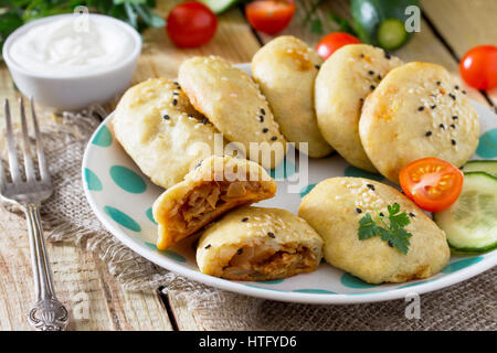 Cotto in casa le polpette fatte da di pasta di patate con cavolo su di un tavolo di legno con verdure fresche. Il concetto di dietetica e vegetariana cibo. Foto Stock