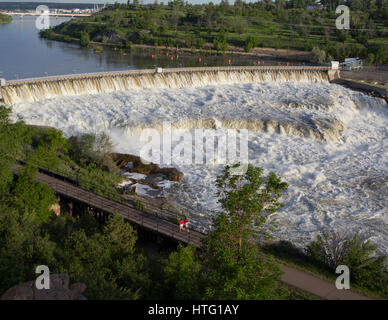 Fiume Missouri bolle in Black Eagle Dam e cade. Dati da Mororny calibro per 06/22/2011 06:30 MDT è 26.400 CFS. Mediana per la data è 12.000 CFS Foto Stock