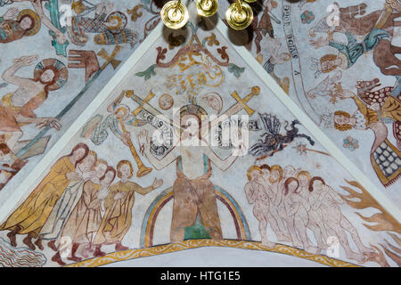 Cristo con due spade seduto sull'arcobaleno sul giorno del giudizio, tra i beati e i dannati. Murale di Skibby chiesa, Danimarca, Febbraio Foto Stock