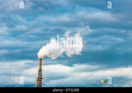 Fumo proveniente al di fuori di un fumaiolo di acciaio Foto Stock