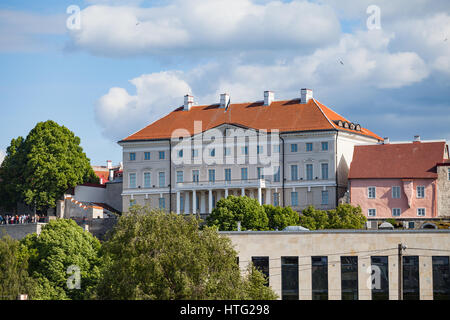 Il governo estone edificio (Stenbock House) sulla collina di Toompea nella vecchia città di Tallinn, Estonia. Foto Stock