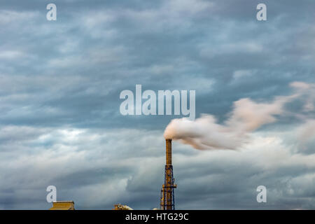 Fumo proveniente al di fuori di un fumaiolo di acciaio Foto Stock