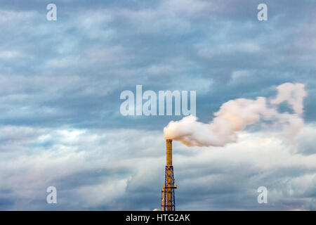 Fumo proveniente al di fuori di un fumaiolo di acciaio Foto Stock