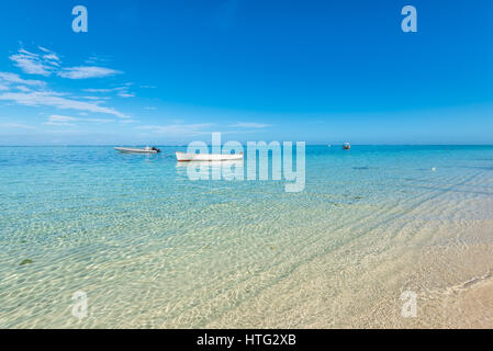 La sabbia e l'oceano blu in Le Morne spiaggia Isola Maurizio Foto Stock