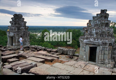 Phnom Bakheng temple al tramonto. I templi di Angkor. In Cambogia, in Asia Foto Stock