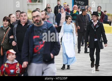 La gente arriva al fumetto di MCM con presso il centro fieristico di Liverpool. Foto Stock