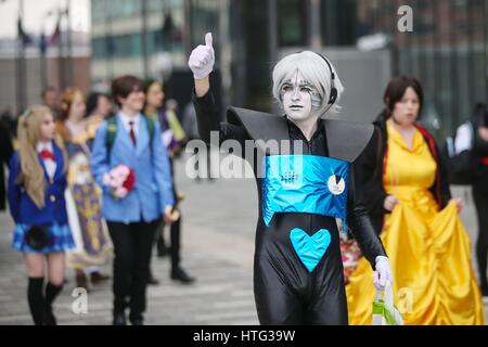 La gente arriva al fumetto di MCM con presso il centro fieristico di Liverpool. Foto Stock