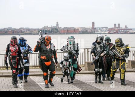 La gente arriva al fumetto di MCM con presso il centro fieristico di Liverpool. Foto Stock