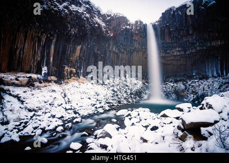 Bianco, blu e nero alla cascata Svartifoss in Skaftafell National Park Foto Stock