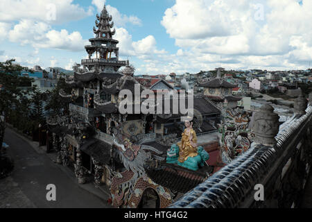 DA LAT, VIET NAM- 1 Settembre 2016: Incredibile architetto di Linh Phuoc pagoda in giornata a Trai Mat, Dalat, Vietnam Foto Stock