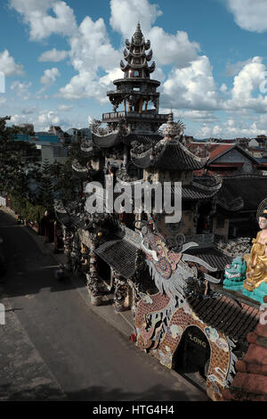 DA LAT, VIET NAM- 1 Settembre 2016: Incredibile architetto di Linh Phuoc pagoda in giornata a Trai Mat, Dalat, Vietnam Foto Stock