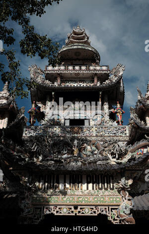 DA LAT, VIET NAM- 1 Settembre 2016: Incredibile architetto di Linh Phuoc pagoda in giornata a Trai Mat, Dalat, Vietnam Foto Stock