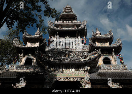 DA LAT, VIET NAM- 1 Settembre 2016: Incredibile architetto di Linh Phuoc pagoda in giornata a Trai Mat, Dalat, Vietnam Foto Stock