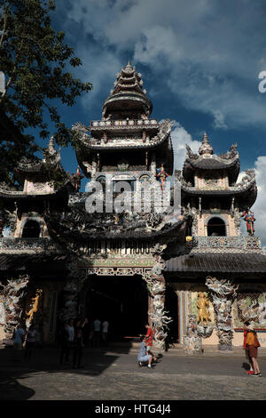 DA LAT, VIET NAM- 1 Settembre 2016: Incredibile architetto di Linh Phuoc pagoda in giornata a Trai Mat, Dalat, Vietnam Foto Stock