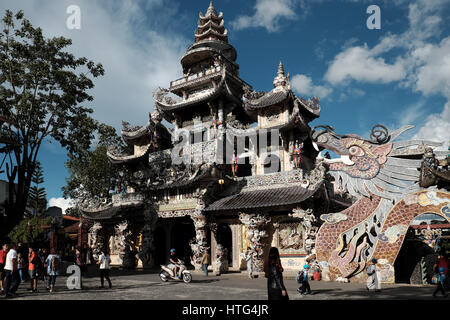 DA LAT, VIET NAM- 1 Settembre 2016: Incredibile architetto di Linh Phuoc pagoda in giornata a Trai Mat, Dalat, Vietnam Foto Stock