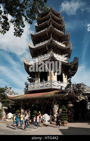 DA LAT, VIET NAM- 1 Settembre 2016: Incredibile architetto di Linh Phuoc pagoda in giornata a Trai Mat, Dalat, Vietnam Foto Stock